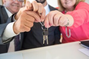 ETERNA Rent: La chiave del successo negli affitti a breve termine. Immagine di copertina raffigurante tre clienti che consegnano felici al Property Manager le chiavi della casa, mentre guardano con fiducia verso il futuro. Questa immagine simboleggia come l'analisi precisa dei concorrenti e le simulazioni esatte dei potenziali incassi offerte da ETERNA Rent consentano ai Property Manager di raggiungere il successo finanziario siglando più facilmente più contratti.